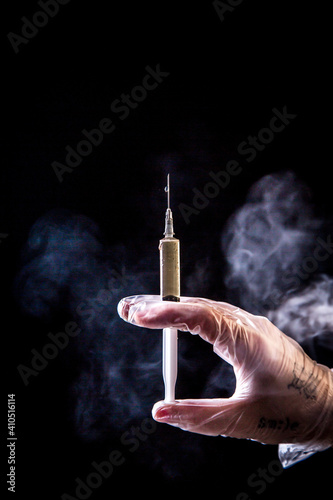Spritze mit Nebel und Rauch, Kältemittel, Impfung, Corona, Covid-19, Vaccine, Impfung,