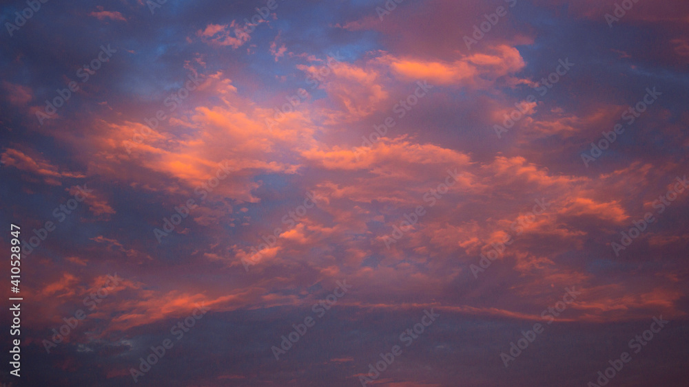 Cielo con nubes en puesta de sol 