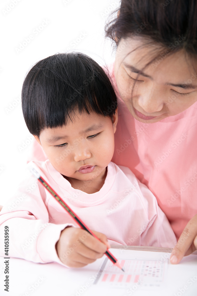 Young mothers teach their daughters how to scribble test answer cards Young mothers teach their daughters how to scribble test answer cards