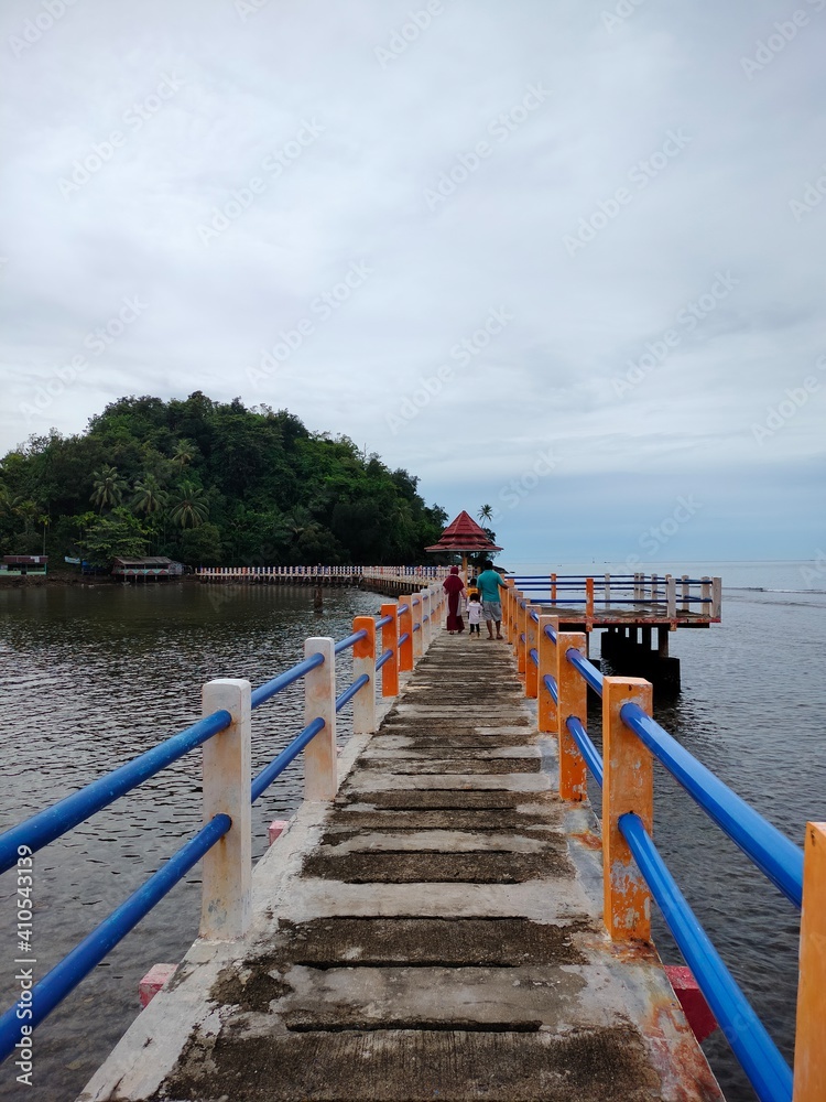Naklejka premium wooden bridge over the sea