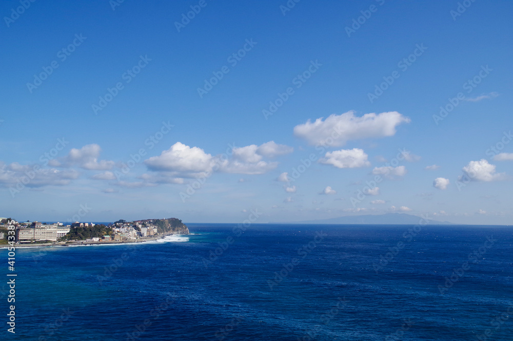 稲取岬と沖に位置する伊豆大島を望む