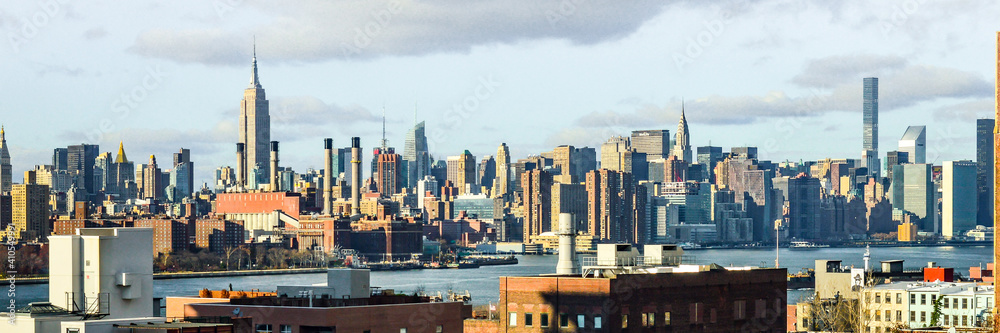Obraz premium Panoramic view of New York City in United States of America during a blue sky day, with clear skies and dense, populated cities view. 