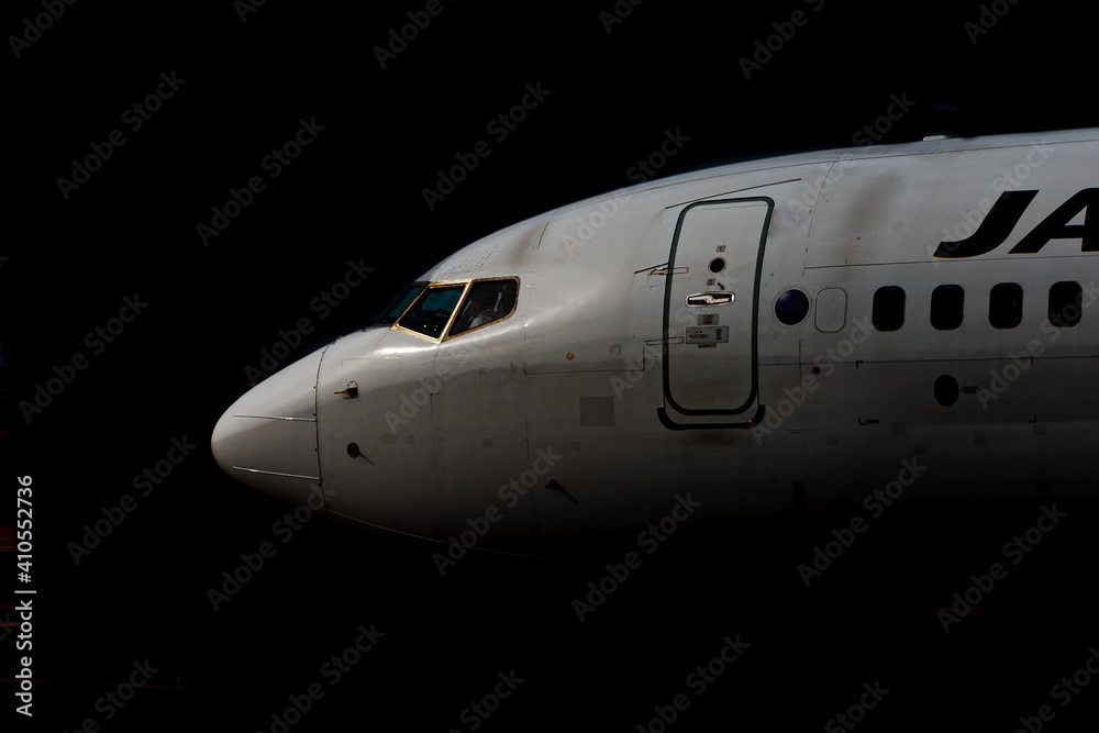 Obraz premium 黒バックに浮かぶ飛行機の機首