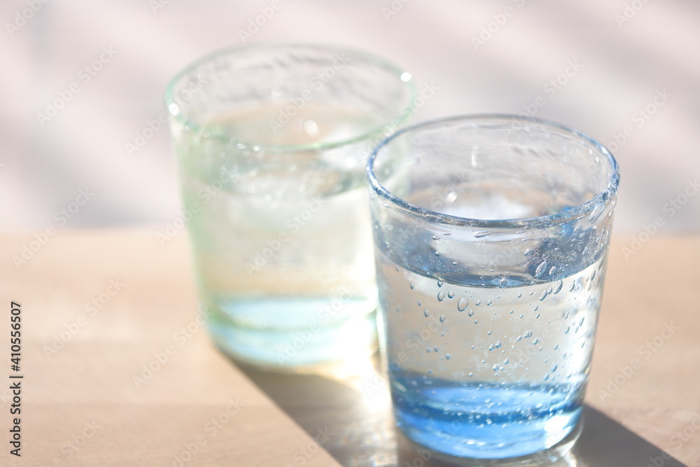 水の入ったグラス 水の入ったグラス