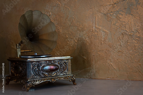 Bild auf Leinwand January 2021: Vintage music box against a gold venetian plaster backdrop
