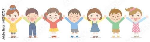 手をつないでバンザイをする子供たち