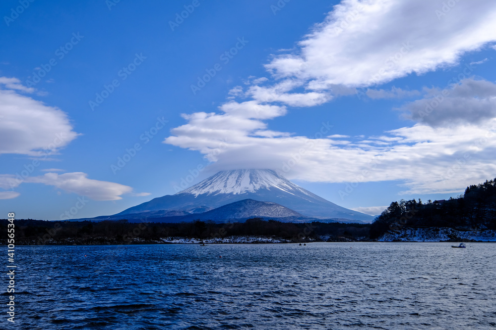 山梨県精進湖の笠雲を被った富士山