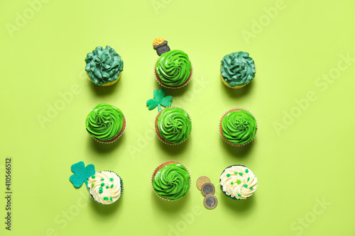 Tasty cupcakes for St. Patrick's Day on color background © Pixel-Shot