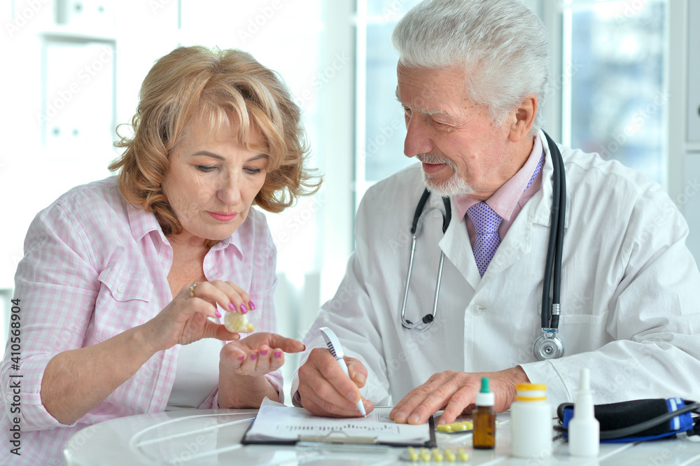 Obraz premium Senior doctor with elderly patient