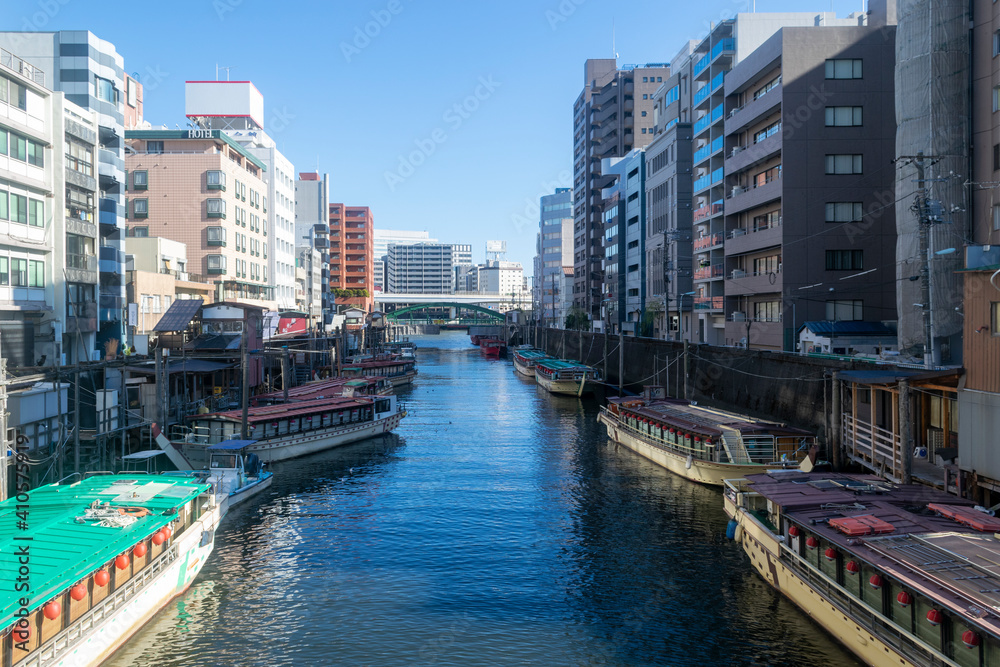神田川に屋形船の並ぶ浅草橋からの景色