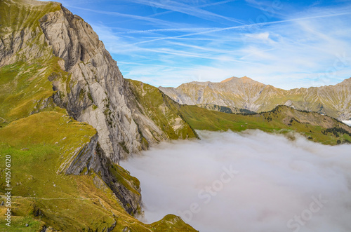 Nebelmeer über Adelboden im Berner Oberland von der Engstligenalp aus gesehen