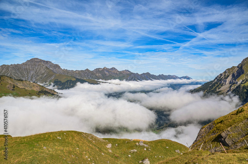 Nebelmeer über Adelboden im Berner Oberland von der Engstligenalp aus gesehen