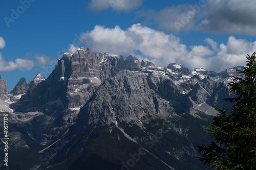 Fototapeta Naklejka Na Ścianę i Meble -  Bellissima vista sulle montagne dal rifugio 5 laghi in Trentino, viaggi e paesaggi in Italia