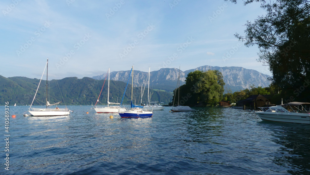 Segelboote am Attersee im Salzkammergut, Österreich Segelboote am Attersee im Salzkammergut, Österreich