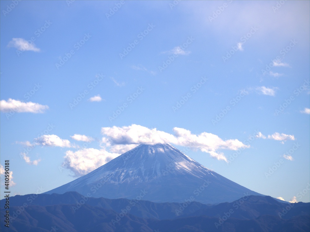 雪が少なく、雲の乗ってる富士山