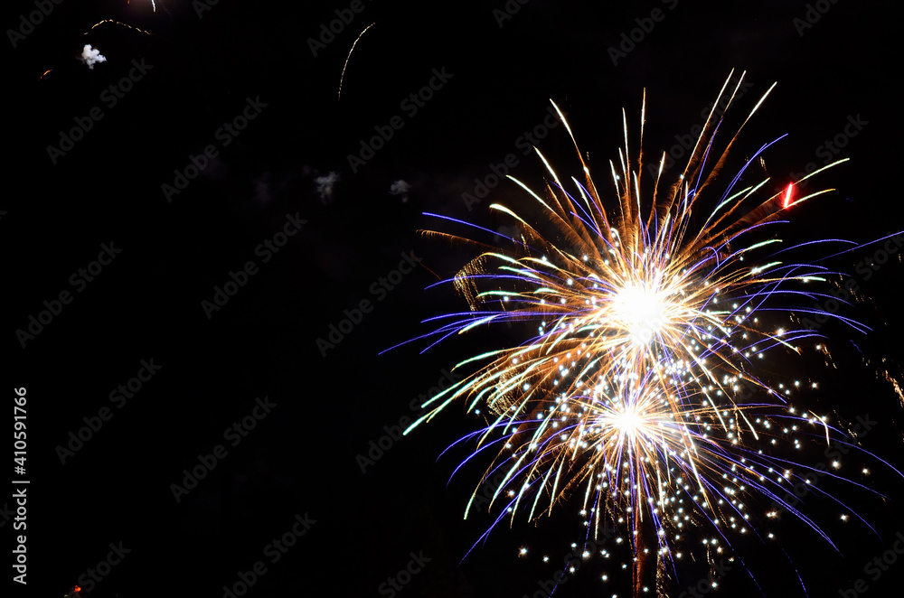 Obraz premium fireworks on night sky on new years eve in the arctic circle