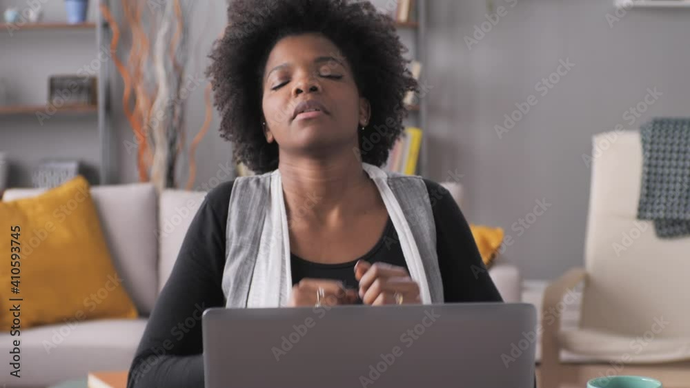 frustrated angry black woman entrepreneur working at the computer from home,young african american female sitting at her desk using laptop looking at the screen in anger