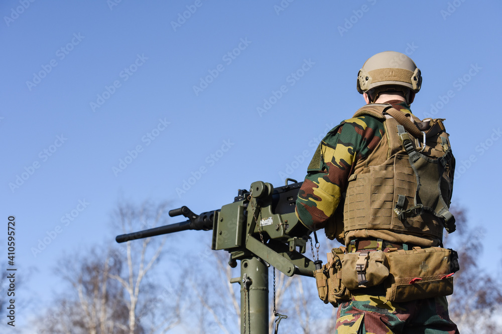 Fototapeta premium armée militaire arme soldat defense fusil mitrailleuse