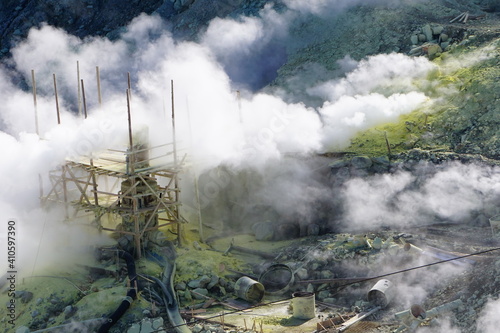 Wallpaper Mural 蒸気に包まれる箱根大涌谷の温泉造成塔 Torontodigital.ca