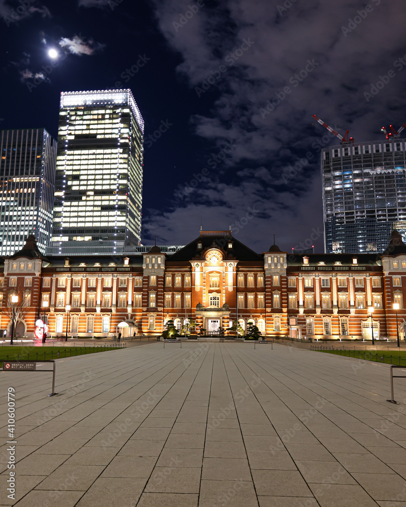 月明りに照らされる東京駅