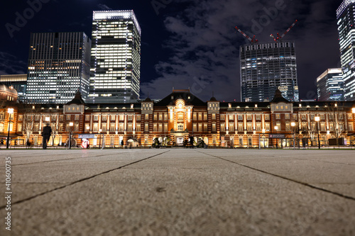月明りに照らされる東京駅