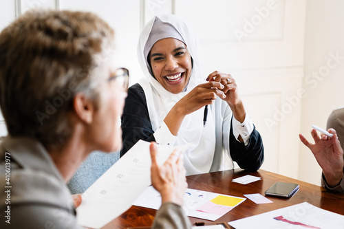 Tableau sur toile Happy diverse business people in a meeting