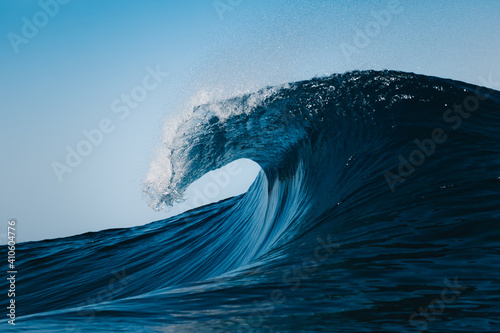 ola rompiendo en el mar durante un día de verano en la playa photo