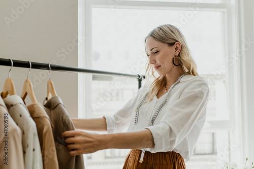 Εκτύπωση καμβά Fashion stylist sorting the clothing rack