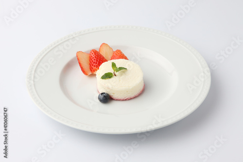 レアチーズケーキ 苺とブルーベリー 白背景