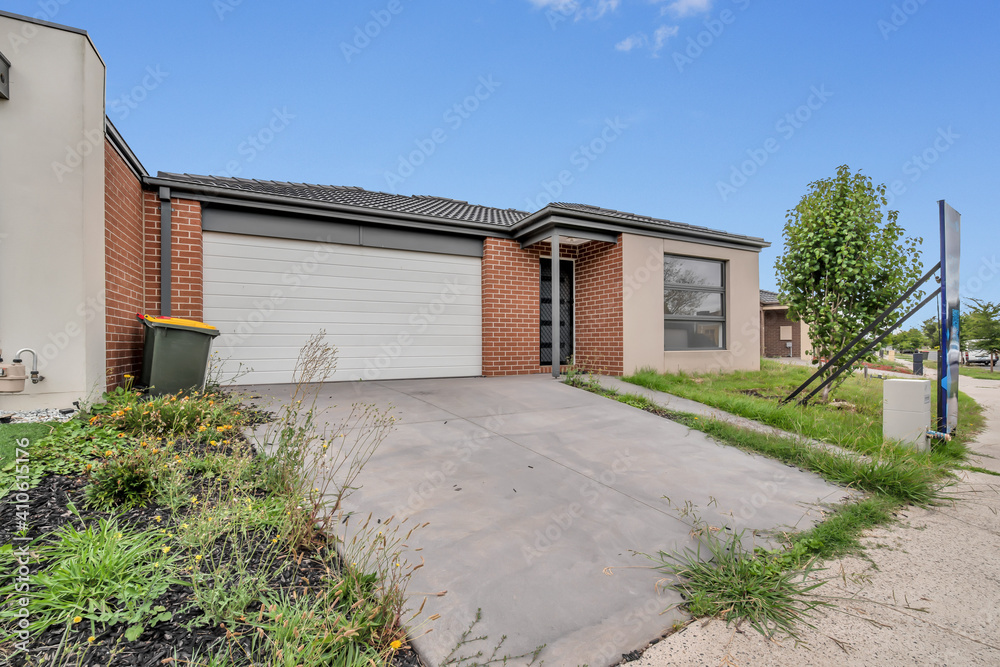 Empty and unfurnished brand new apartment
Empty and unfurnished brand new apartment
