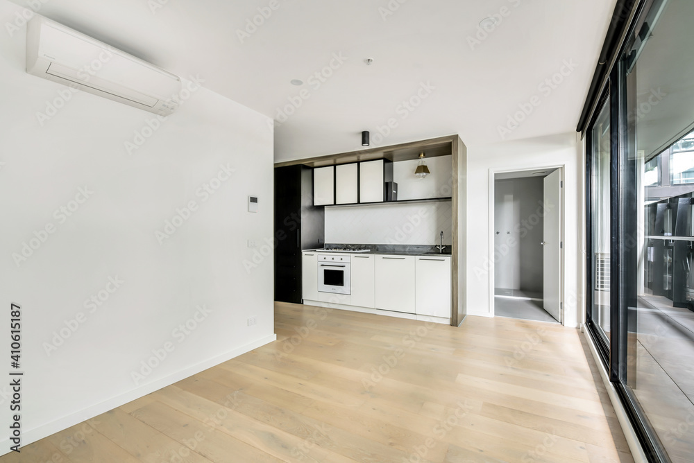 Obraz premium Empty and unfurnished brand new apartment 