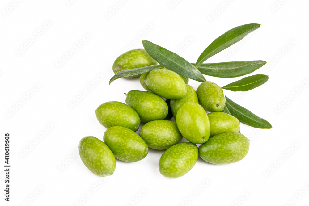 Obraz premium Green olive on the white background