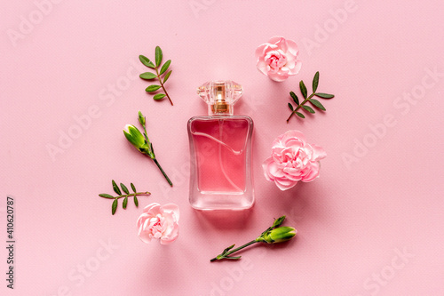 Fotografi Top view of perfume bottle and flowers. Flat lay