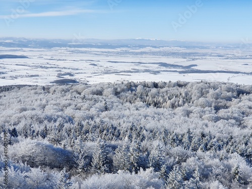 Zimowe, mroźne pejzaże w okolicy góry Ślęża. Niebieskie niebo i zamarznięte drzewa. 