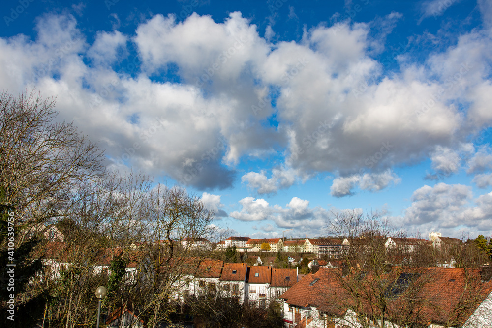 Wolken über einer Wohnsiedlung in Kitzingen Wolken über einer Wohnsiedlung in Kitzingen