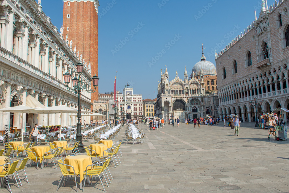 Fototapeta premium discovery of the city of Venice and its small canals and romantic alleys