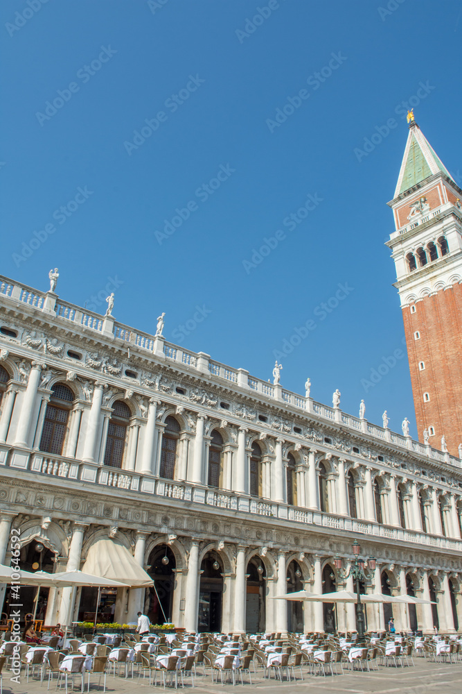 Obraz premium discovery of the city of Venice and its small canals and romantic alleys