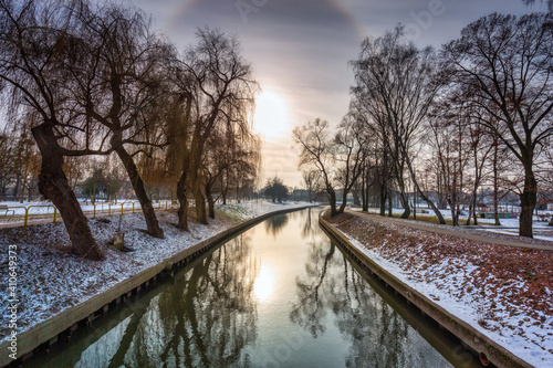 Halo effect around the sun in the winter park, Pruszcz Gdanski. Poland © Patryk Kosmider