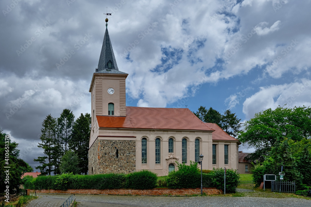 Fototapeta premium Dramatischer Wolkenhimmel über der denkmalgeschützten Stadtkirche Biesenthal (Blick von Süden)