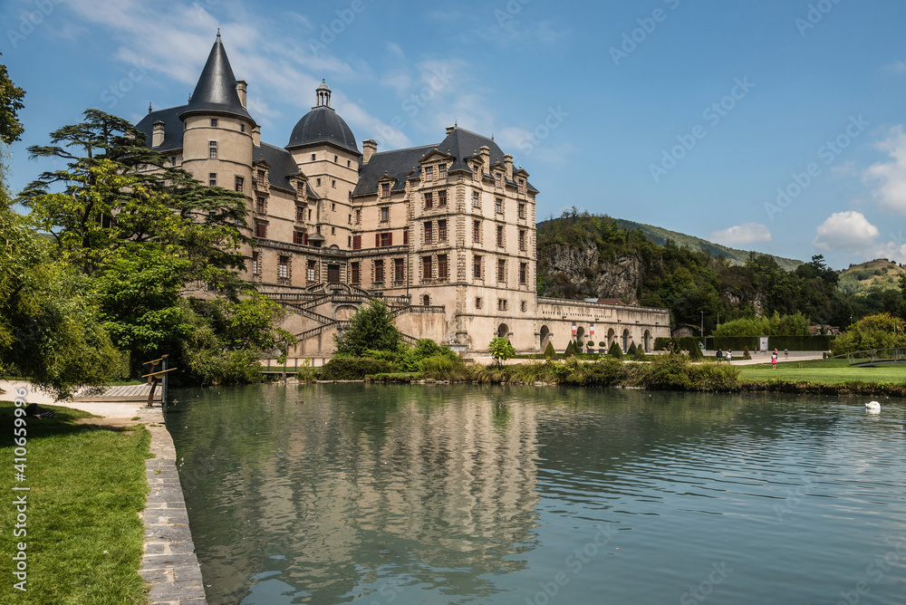 Obraz premium Chateau de Vizille Castle Reflected in Lake