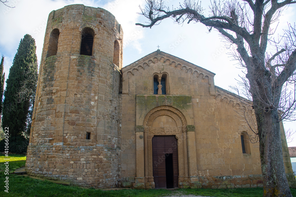 Facciata della Pieve di Corsignano dell' XI secolo