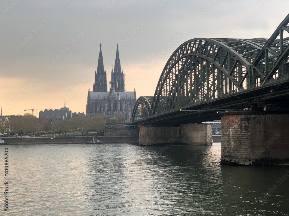 Fototapeta premium Cologne city Hohenzollern bridge
