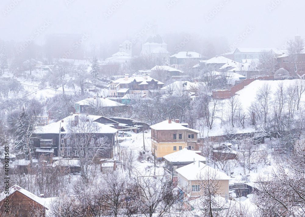 Obraz premium Old town landscape in winter fog
