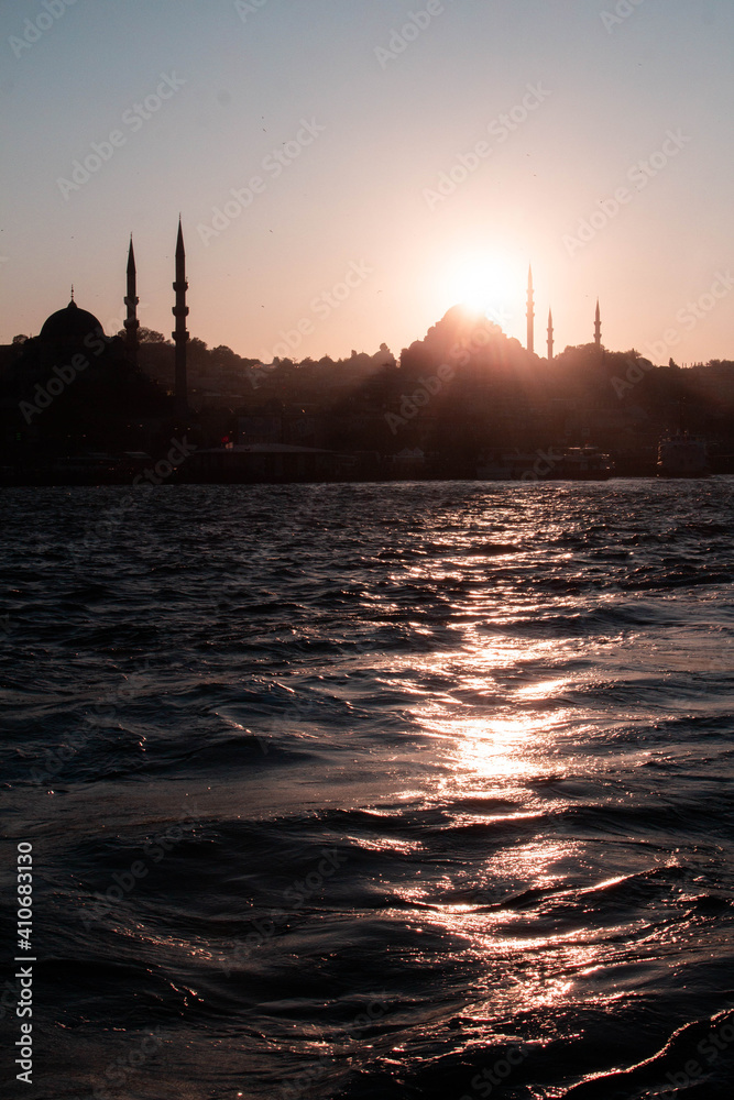 Ciudad de Estambul vista desde el río Bósforo al atardecer