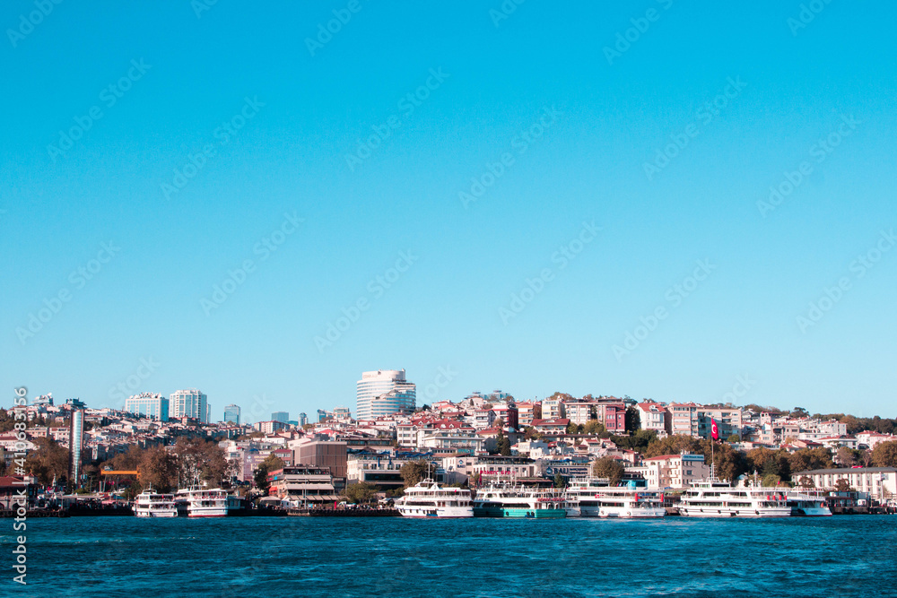 Ciudad de Estambul vista desde un ferry en el río Bósforo al atardecer