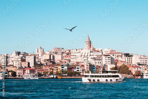 Ciudad de Estambul vista desde un ferry en el río Bósforo al atardecer