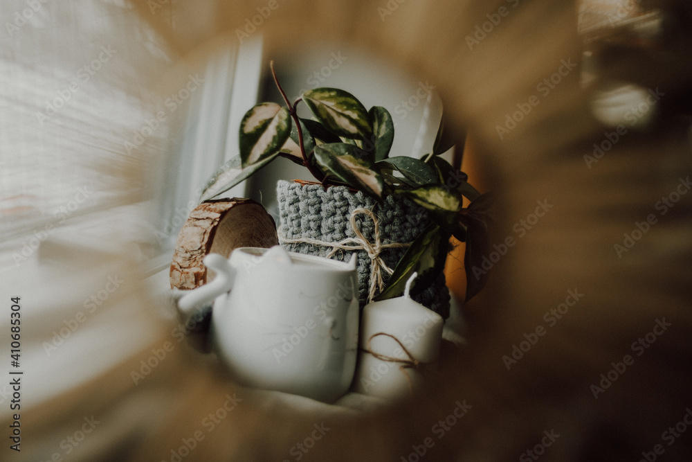 Fototapeta premium Kwiaty i kawa w lustrze 