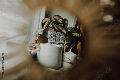 Kwiaty i kawa w lustrze 
