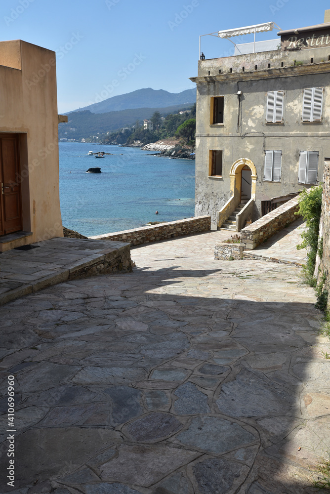  Terrasse dans le village d'Erbalunga, cap Corse
