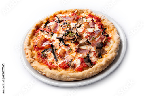 Deliziosa pizza con guanciale e funghi isolata su fondo bianco